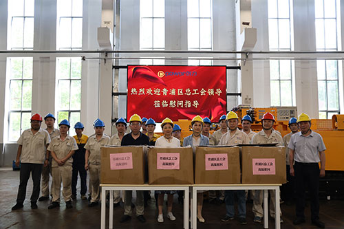 夏日送清涼 | 青浦區(qū)總工會領導赴上海創(chuàng)力集團開展高溫慰問活動(圖1)